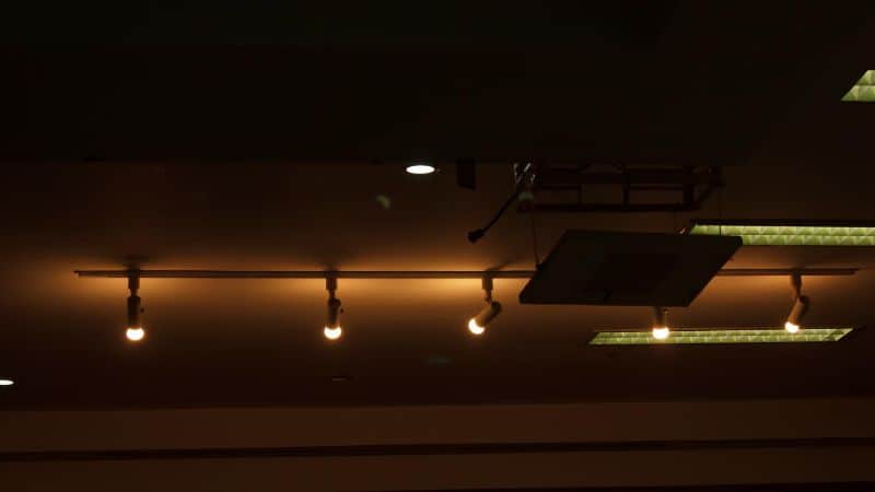 Đèn rọi ray trang trí trần quán ăn, nhà hàng